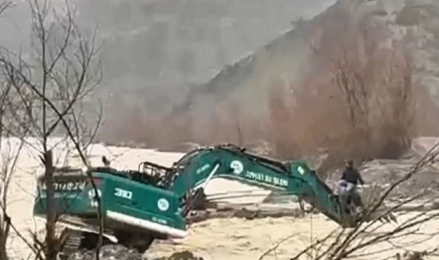 Mahsur Kalan Vatandaş İş Makinesi İle Kurtarıldı