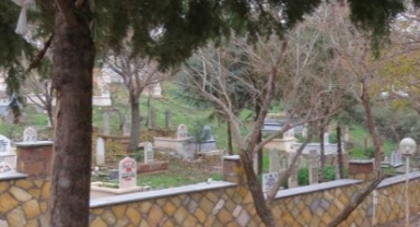 Mezarlıkta Kadın Cesedi Bulundu