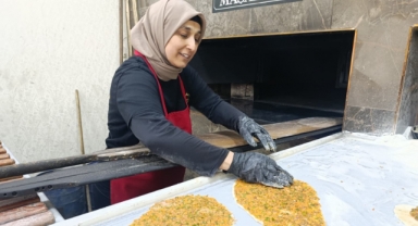 4 Çocuk Annesini Gören Şaşırıyor: Elinde Küreği Lahmacun Ustalığı Yapıyor