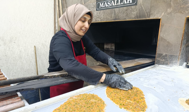 4 Çocuk Annesini Gören Şaşırıyor: Elinde Küreği Lahmacun Ustalığı Yapıyor