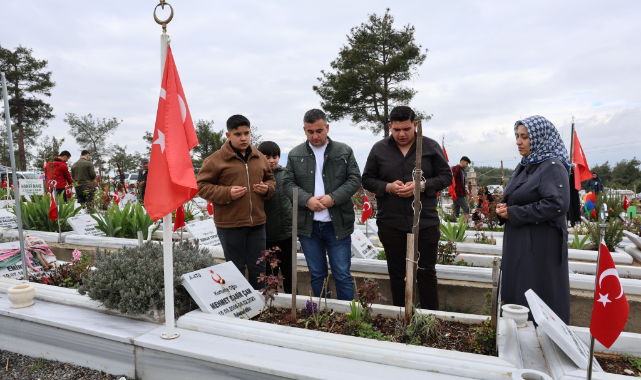 Deprem Şehitliğinde Hüzünlü Bayram