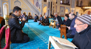 Görme Engelli Üç Hafız Ramazan Boyunca Mukabele Okuyor