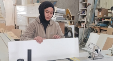Hem Üniversite Okuyor Hem Mobilya Atölyesinde Çalışıyor