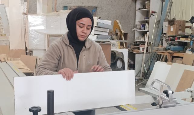 Hem Üniversite Okuyor Hem Mobilya Atölyesinde Çalışıyor