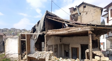 Kahramanmaraş'ta Metruk Binalar Korku Saçıyor