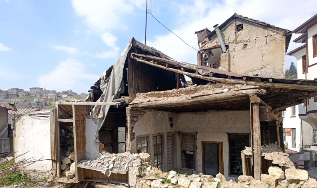 Kahramanmaraş'ta Metruk Binalar Korku Saçıyor