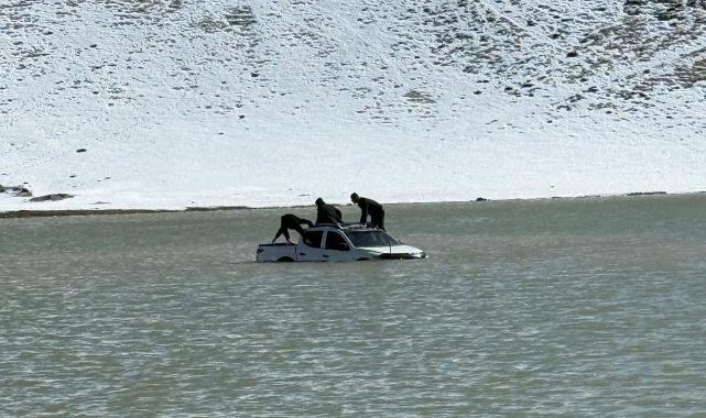 Otomobille Girdikleri Gölde Mahsur Kaldılar
