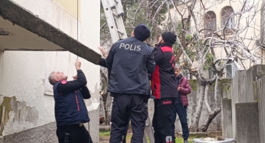 Çatı Katında Mahsur Kalan Kediyi Polis ve İtfaiye Kurtardı