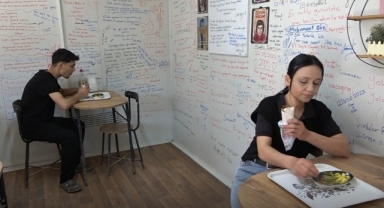 Konteynerdeki Çiğ Köftecinin Duvarları 'Duygu Duvarı'na Dönüştü