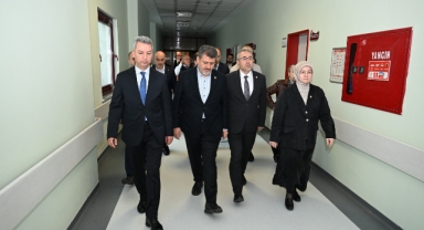 Milletvekillerinden Yaralı Öğrencilere Ziyaret