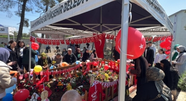 Okul Saldırısında Hayatını Kaybeden Çocukların Mezarı Türk Bayrakları ve Balonlarla Süslendi