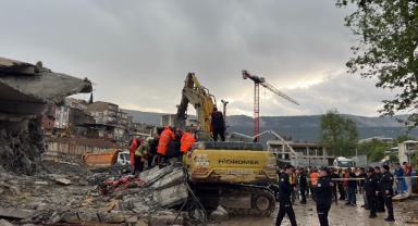 Operatör Enkaz Altında Kaldı: 1 Yaralı