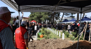 Saldırıda Hayatını Kaybeden 4 Sınıf Arkadaşı Yan Yana Toprağa Verildi