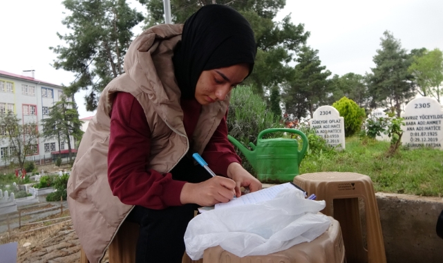 Saldırıda Hayatını Kaybeden Öğrencilerin Mezarlarına Bırakılan Notlar Duygulandırıyor