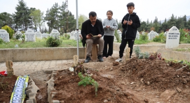 Saldırıda Ölen 4 Öğrencinin Mezarında Hüzün ve Gözyaşı Hakim