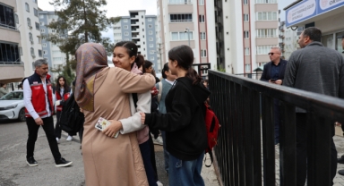 Saldırının Gerçekleştiği Okulun Velileri Çocuklarını Öperek Okula Yolladı