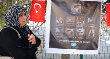 Saldırının Yaşandığı Okul Önünde Kur’an-ı Kerim Okuyup Gözyaşı Döktü