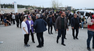 Yaralı Öğrencilerin Ailelerinin Hastane Önündeki Bekleyişi Sürüyor