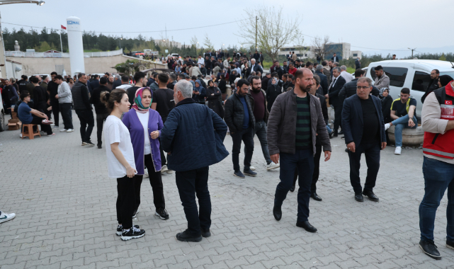 Yaralı Öğrencilerin Ailelerinin Hastane Önündeki Bekleyişi Sürüyor