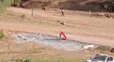 14 Yaşındaki Yusuf, Yere Düşen Bayrağı Almak İçin Piste Koştu