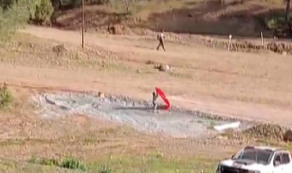 14 Yaşındaki Yusuf, Yere Düşen Bayrağı Almak İçin Piste Koştu