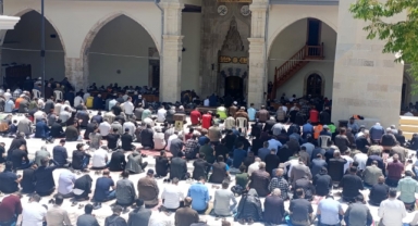 583 Yıllık Ulu Cami'de Cuma Namazı