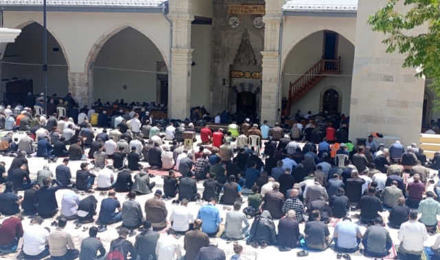 583 Yıllık Ulu Cami'de Cuma Namazı
