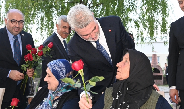 Bayram Coşkusu Şehrin Ulu Çınarlarıyla Paylaşıldı