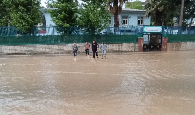 Kahramanmaraş'ta Gök Gürültü Sağanak Yagış Etkili Oldu