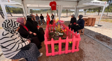Okul Saldırısında Hayatını Kaybeden Almina'nın Mezarı Pembeye Boyandı