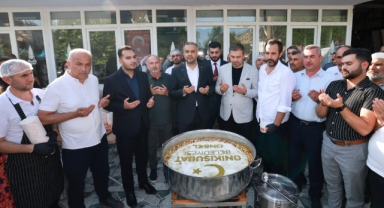 Başkan Toptaş Önce Aşure Dağıttı, Sonra Vatandaşların Sorularını Yanıtladı