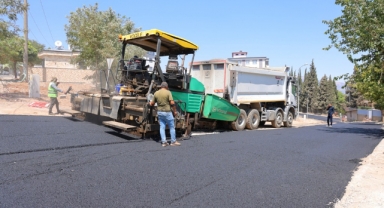 Kahramanmaraş'ta Asfalt İşçileri Bunaltıcı Sıcağa Rağmen Mesaisini Sürdürüyor