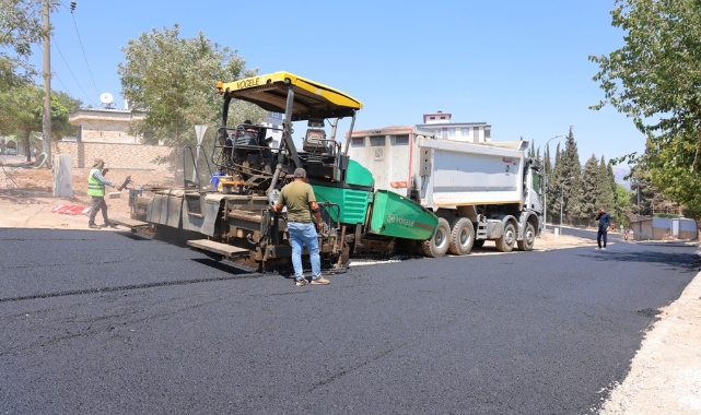 Kahramanmaraş'ta Asfalt İşçileri Bunaltıcı Sıcağa Rağmen Mesaisini Sürdürüyor