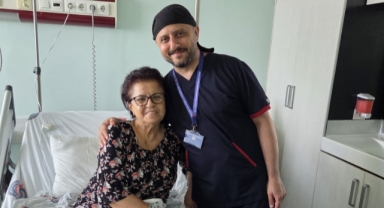 Öğrencisi Profesör Oldu, 29 Yıl Sonra Öğretmenini Ameliyat Ederek Sağlığına Kavuşturdu