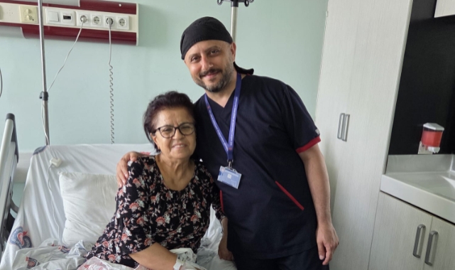 Öğrencisi Profesör Oldu, 29 Yıl Sonra Öğretmenini Ameliyat Ederek Sağlığına Kavuşturdu