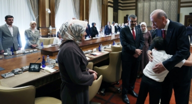 Cumhurbaşkanı Erdoğan, Ayser Çalık Ortaokulu Şehitlerinin Aileleriyle Bir Araya Geldi