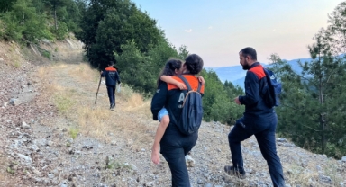 Kahramanmaraş’ta Araçta Mahsur Kalan Baba ve Kızı Kurtarıldı