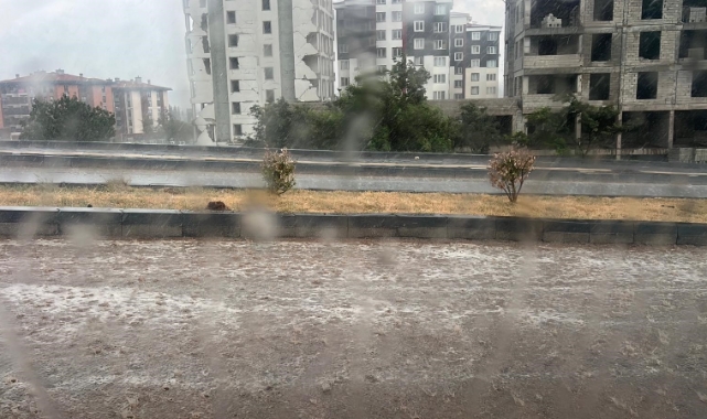 Kahramanmaraş'ta Sağanak Yağış Etkili Oldu