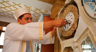 Kahramanmaraş'taki Cami Duvarında Bulunan Kurmalı Saat 1 Asra Yakındır Çalışıyor