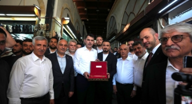 Kapalıçarşı Esnafı Çarşının Sembolik Anahtarını Bakan Kurum'a Hediye Etti