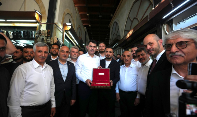 Kapalıçarşı Esnafı Çarşının Sembolik Anahtarını Bakan Kurum'a Hediye Etti