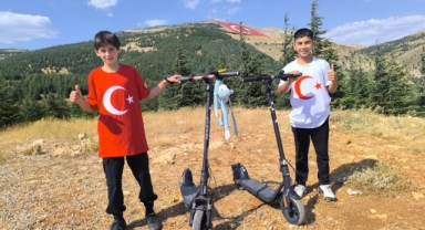 Scooterlarını Bayrak Sevgisi İçin Sürdüler, Zirvede Dünyanın En Büyük Ay Yıldızıyla Buluştular