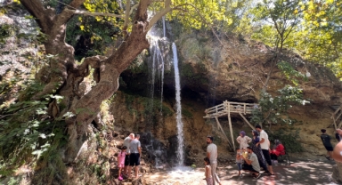 Yaz Sıcağından Kaçanların Adresi Savruk Şelalesi Oldu