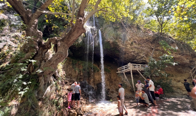 Yaz Sıcağından Kaçanların Adresi Savruk Şelalesi Oldu