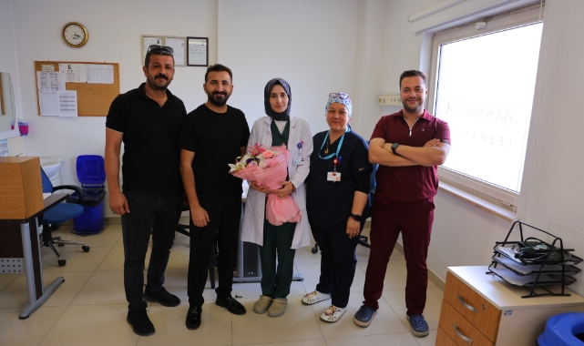 Kalbi İki Kez Duran Hasta, Kendisini Hayata Döndüren Doktoruna Çiçekle Teşekkür Etti