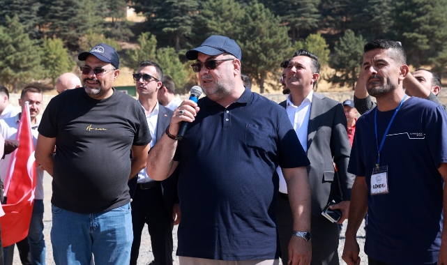 Yalnız Ardıç’ta Gökyüzü Renklendi, Festivalinin İlk Günü Coşkuyla Tamamlandı