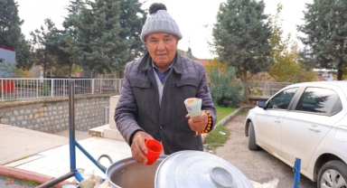 35 Yıldır El Arabasıyla Sokak Sokak Dolaşıp Nohut Satıyor