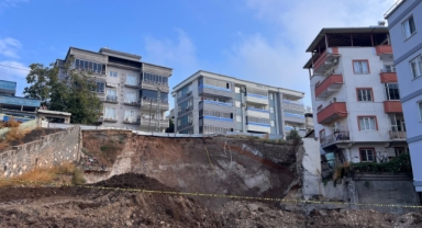 Kahramanmaraş'ta Yol Çöktü, 2 Bina Boşaltıldı