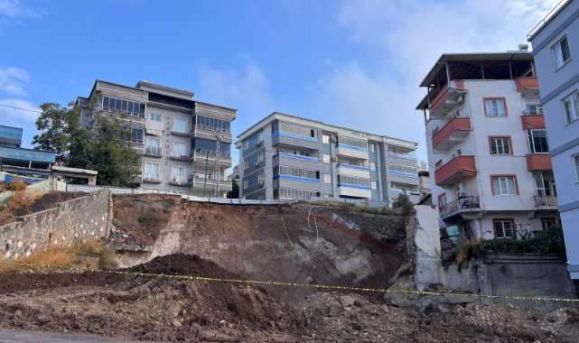 Kahramanmaraş'ta Yol Çöktü, 2 Bina Boşaltıldı