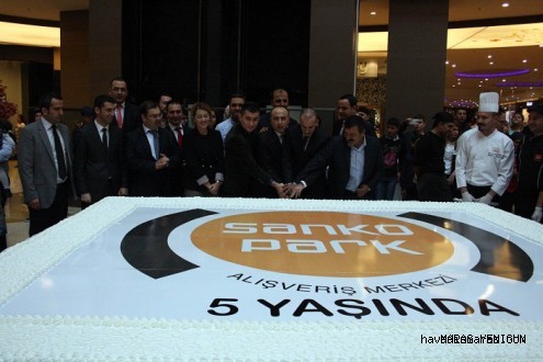 5.YIL PASTASINI 5 BİN KİŞİ YEDİ..
